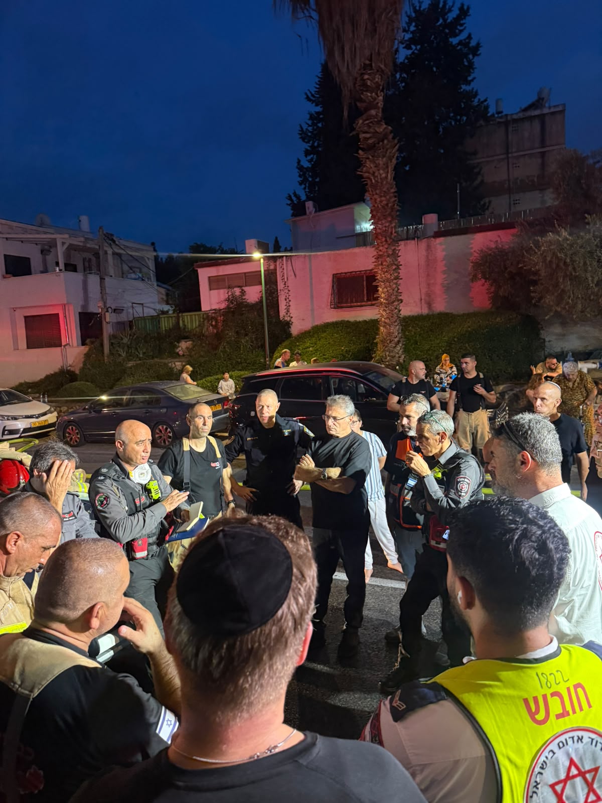 גורמי חירום וראש העירייה בזירת השריפה