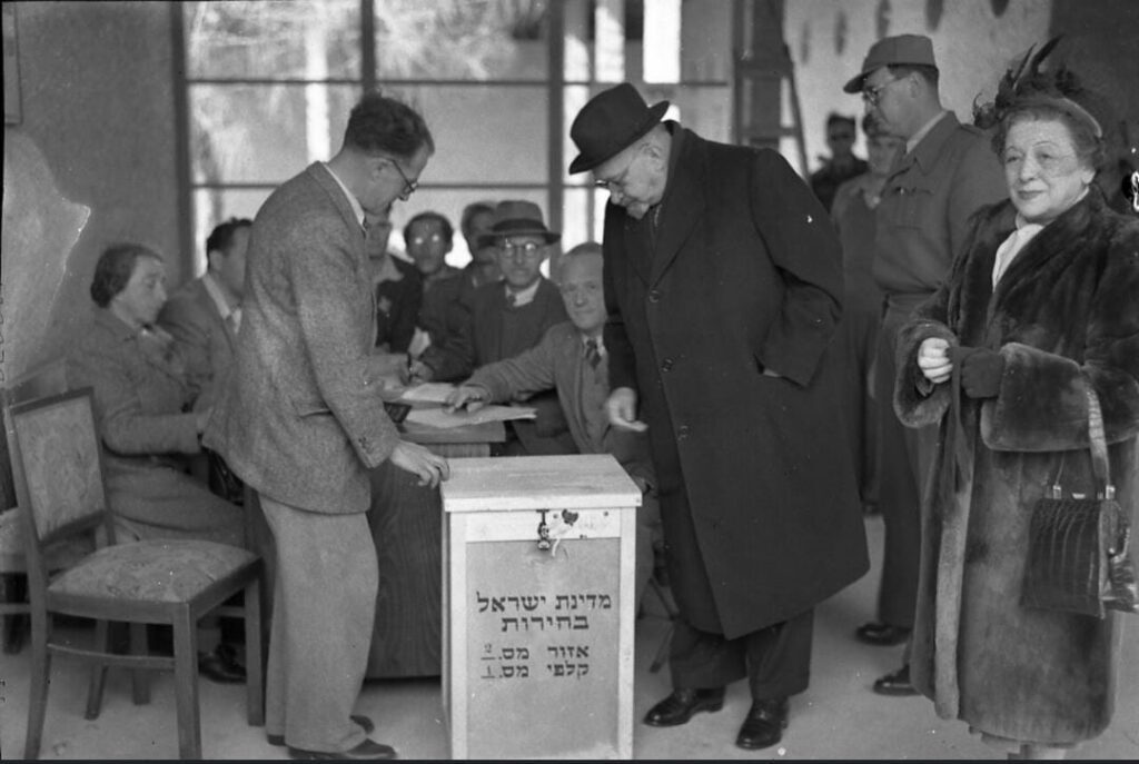 ד"ר חיים ויצמן ורעייתו מצביעים בבחירות הראשונות