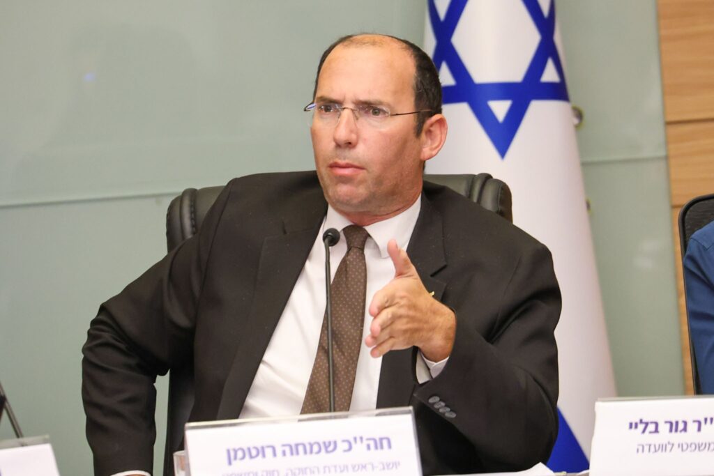 ח"כ שמחה רוטמן, יו"ר ועדת החוקה, מוביל את הדיון בוועדה