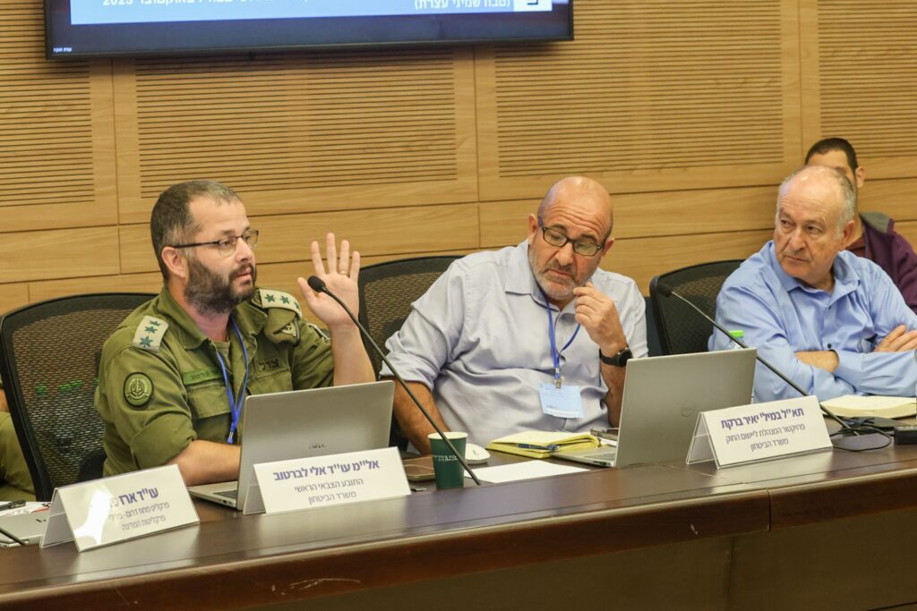 נציגי משרד הביטחון והפרקליטות הצבאית בדיון ועדת החוקה בנושא יישום החוק