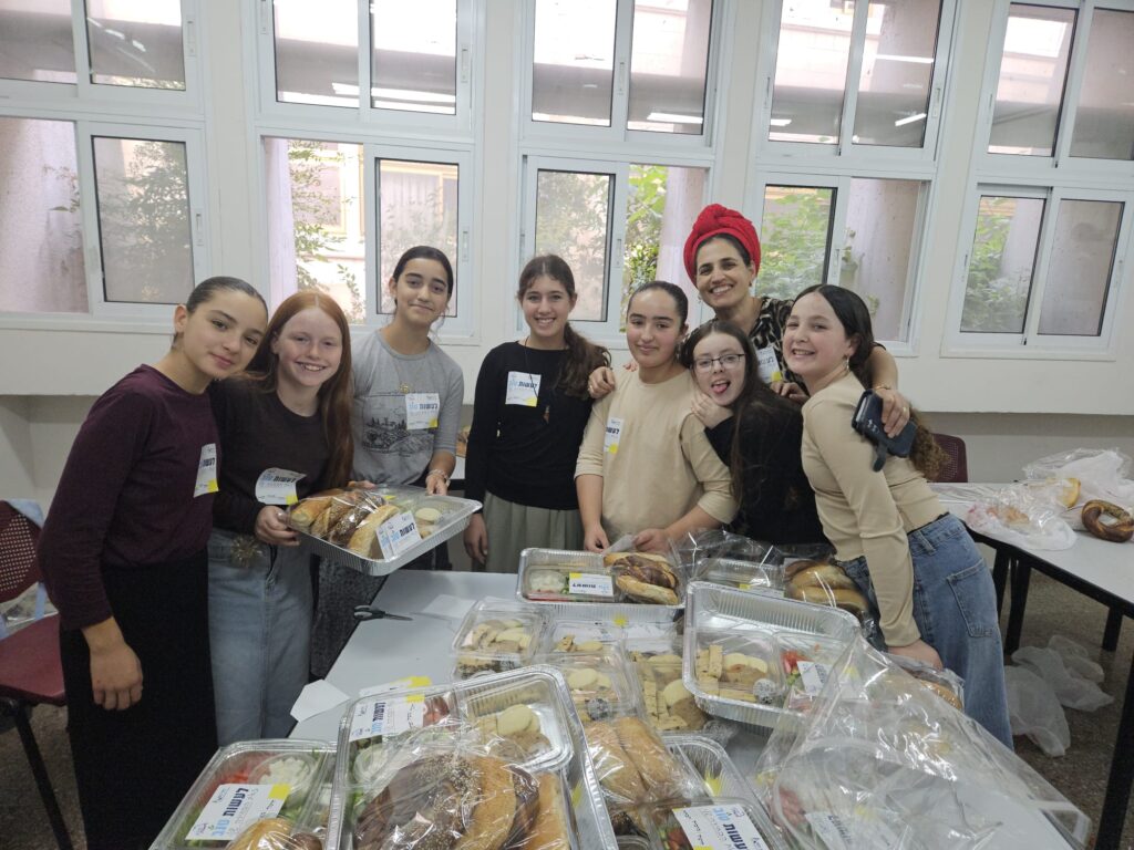 תלמידות האולפנה מכינות את ארוחות החג למשפחות
