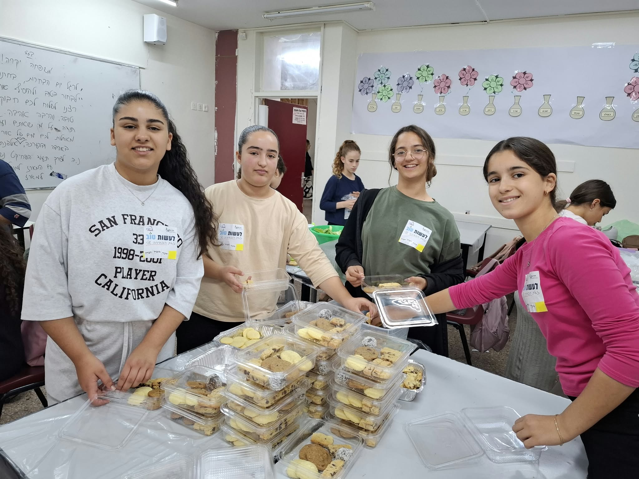 תלמידות אורזות עוגיות למשפחות שכולות ולוחמים