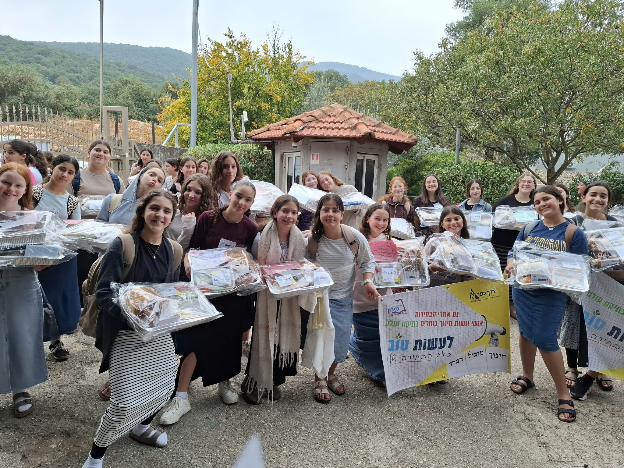 תלמידות האולפנה עם הארוחות שהוכנו ליוזמה