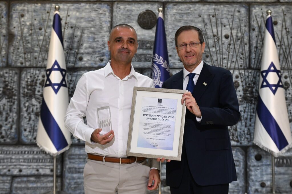 הנשיא הרצוג עם יניב חיון מחזיקים תעודה