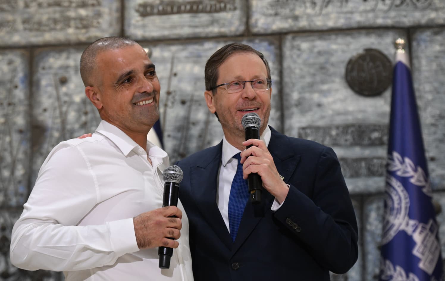הנשיא הרצוג עם אחד המוקירים נואם בטקס