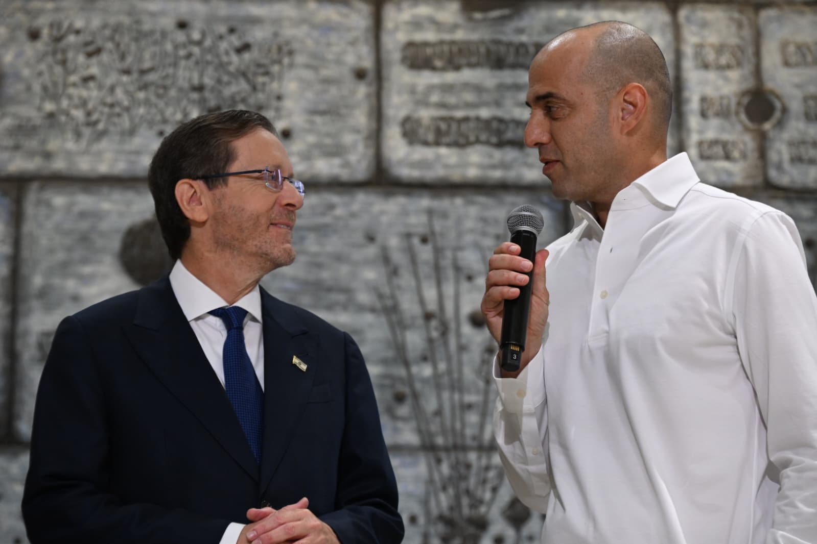הנשיא הרצוג משוחח עם אחד המעוטרים