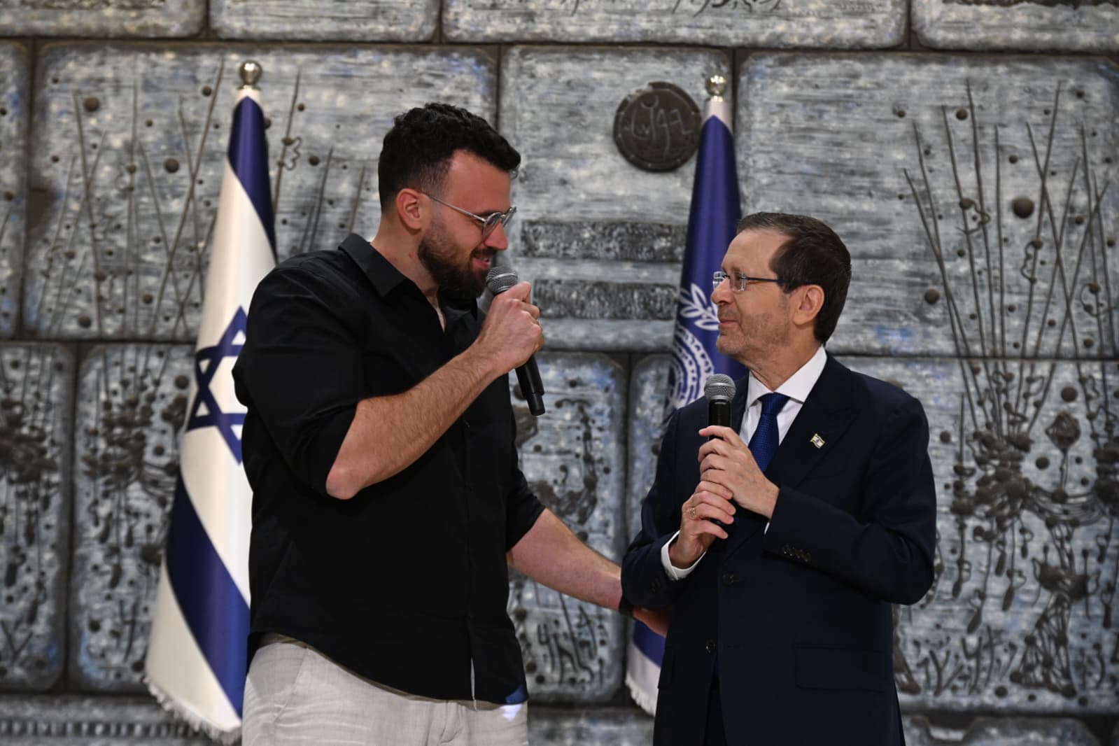 הנשיא הרצוג לוחץ יד למעוטר בטקס