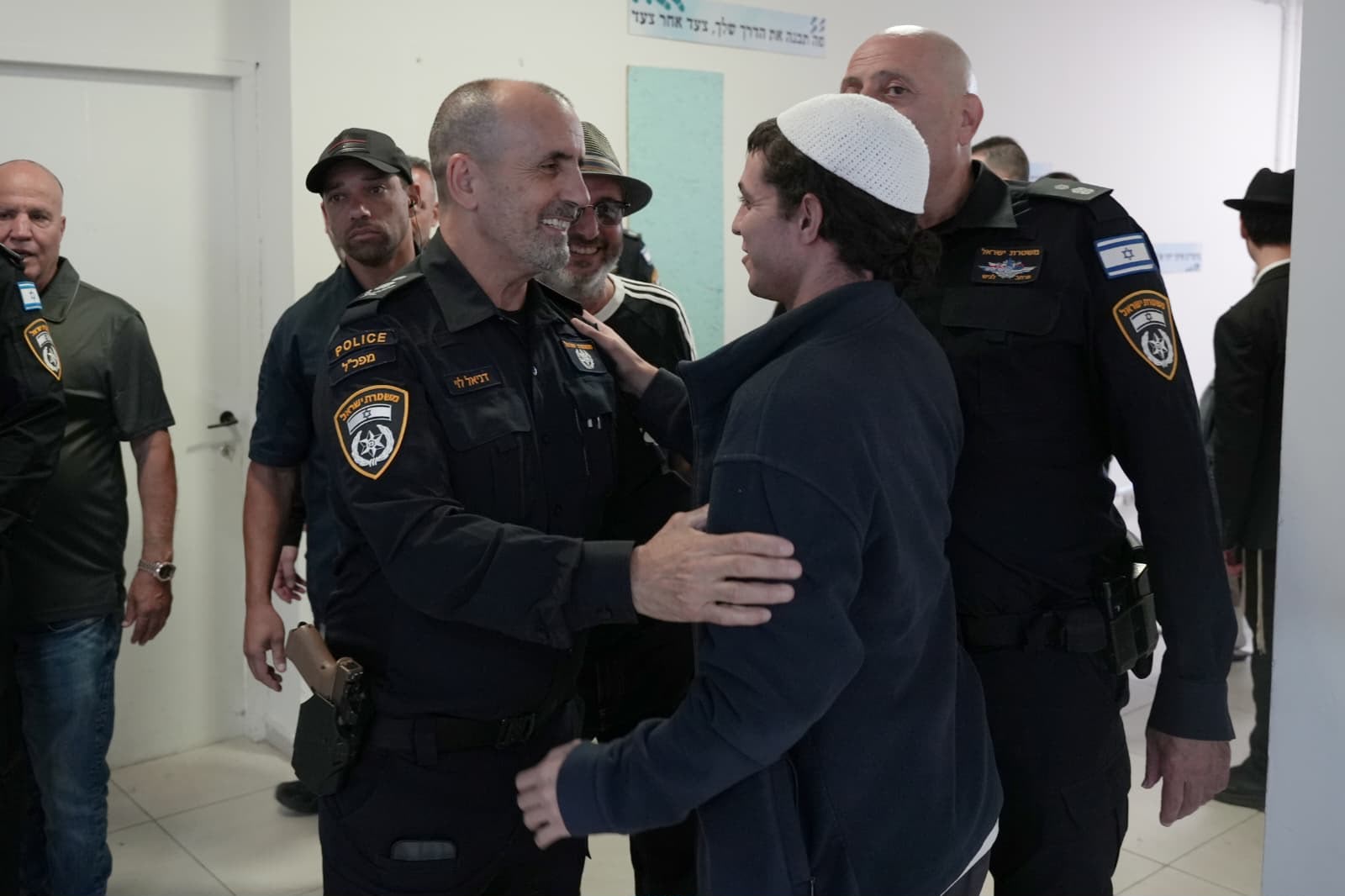 מפקד משטרה בביקור בקלפי