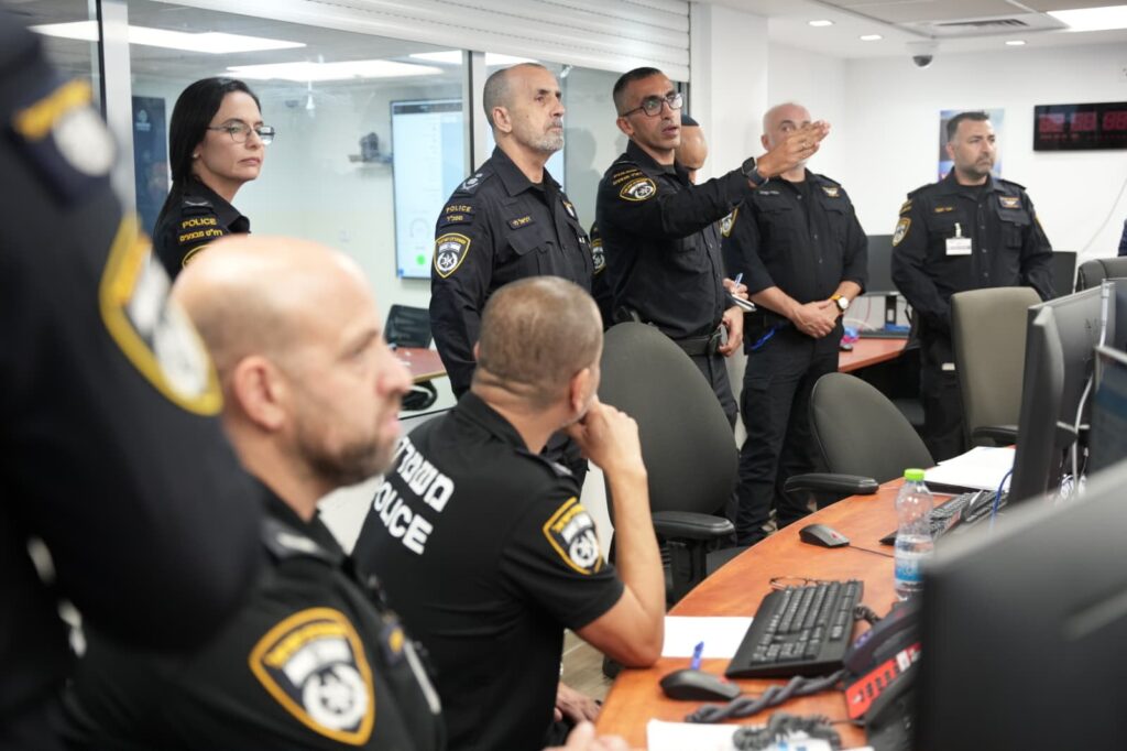 קציני משטרה בחדר המצב הארצי