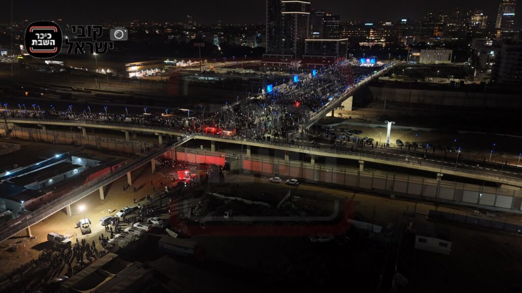 מבט רחפן על עצרת דגל התורה בבני ברק בלילה