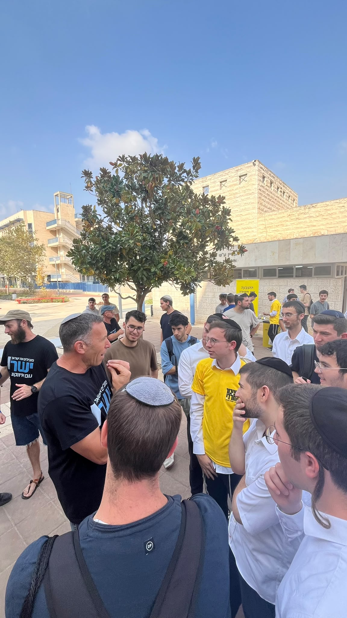 נציג מפלגה משוחח עם קבוצת סטודנטים