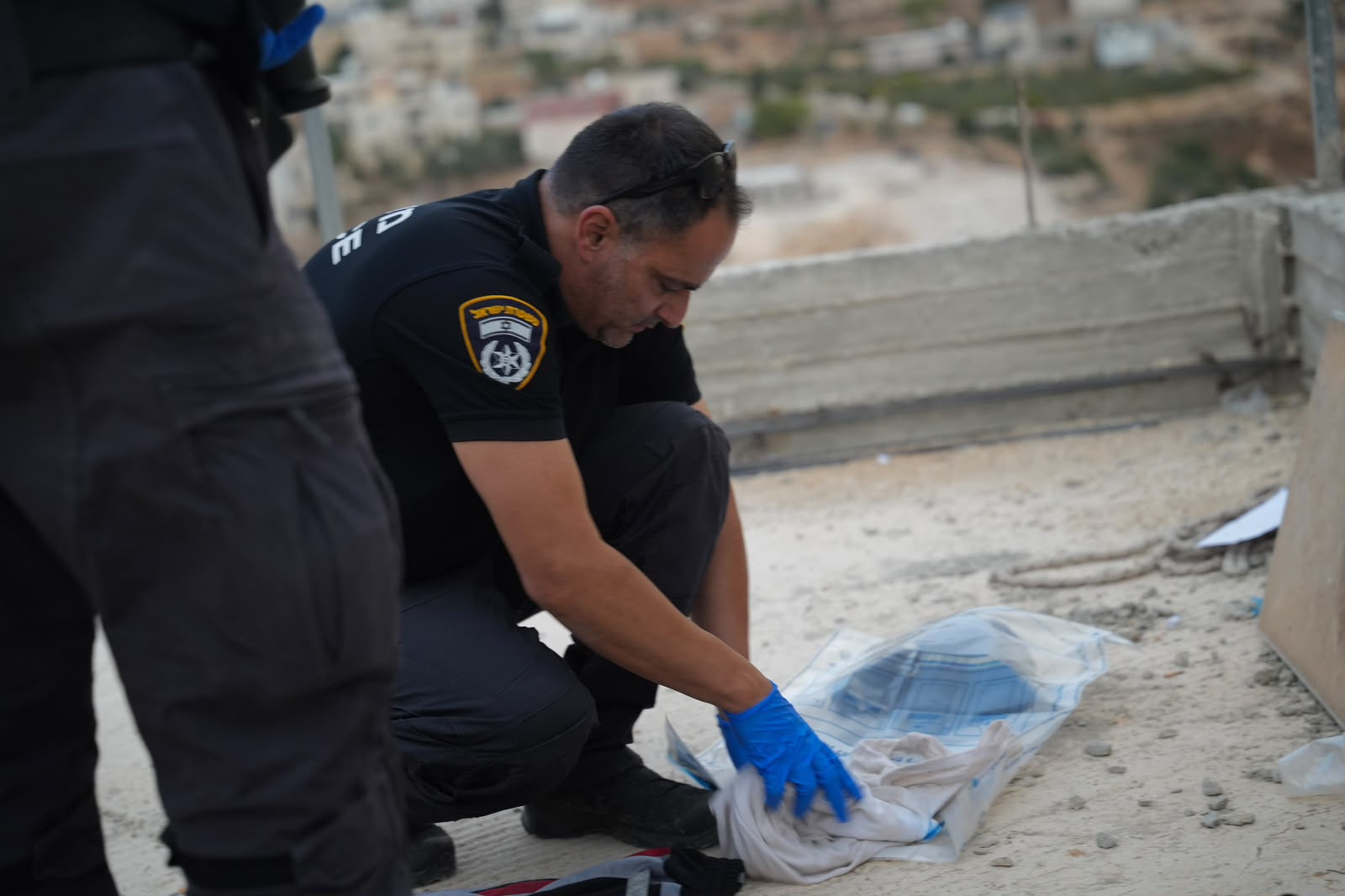 שוטר אוסף ראיות בזירה