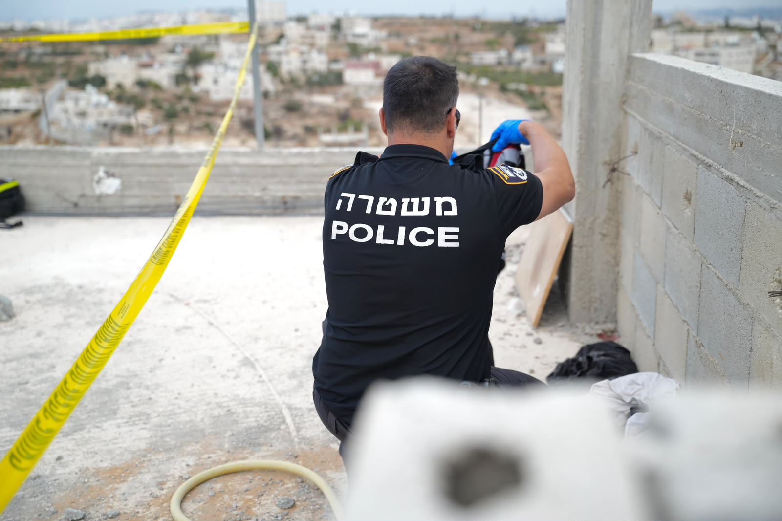 זיהוי פלילי פועל בזירת החקירה