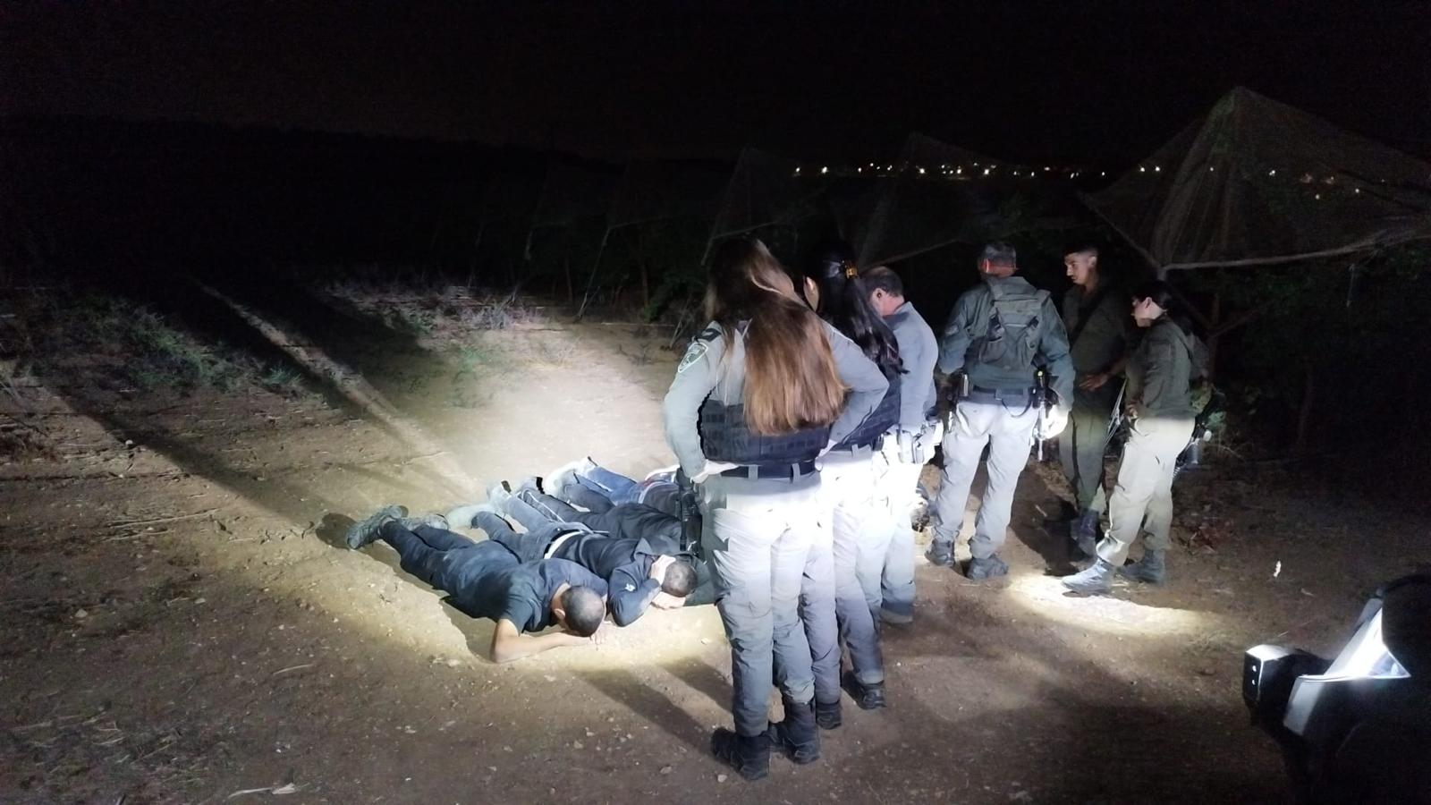 שוטרי מג"ב מקיפים שוהים בלתי חוקיים שנתפסו בשדה