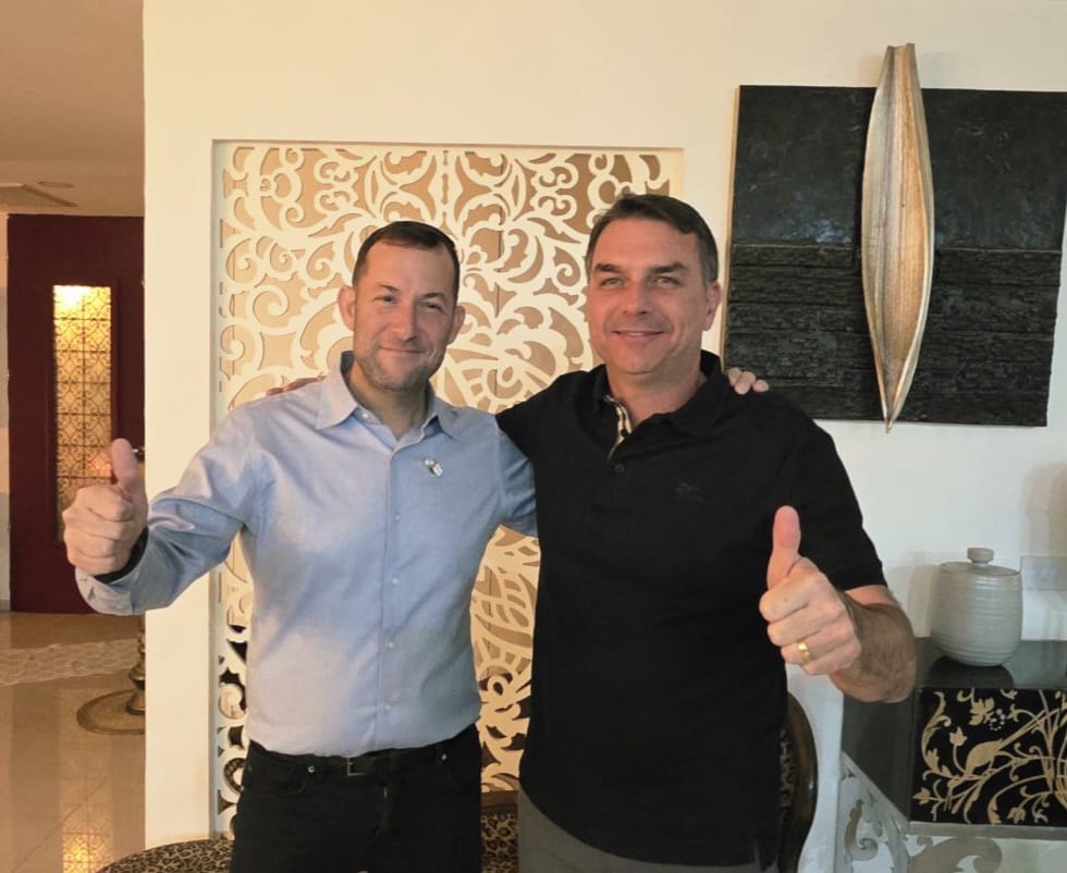 יוסי דגן ופלאביו בולסונרו מצביעים אגודל