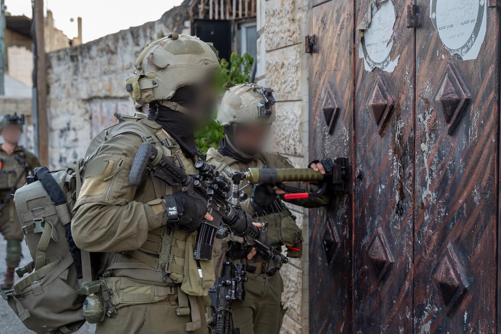 לוחמים פורצים דלת בכפר באיו"ש