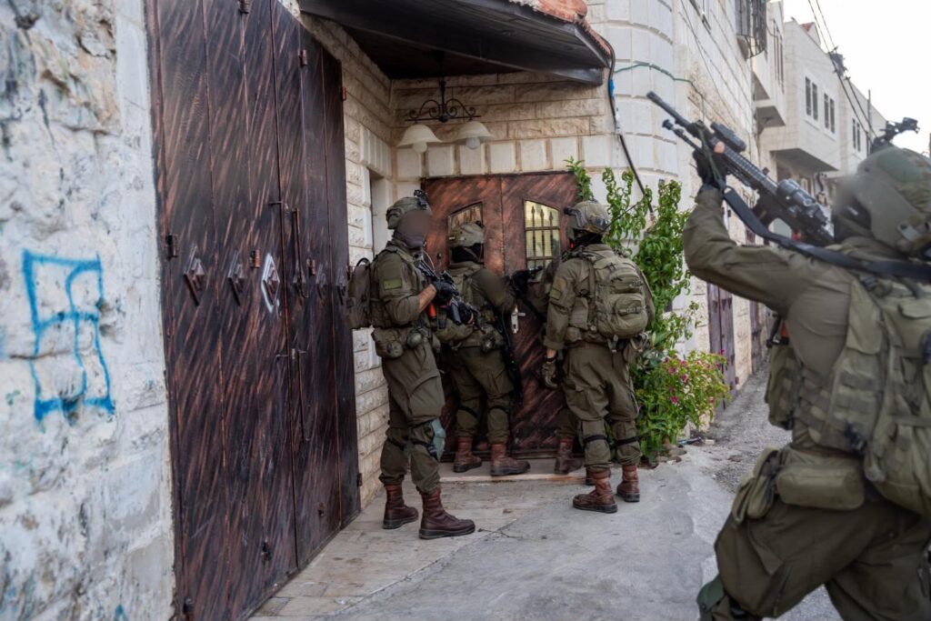 כוחות צה"ל פורצים לבית בפעילות לסיכול טרור