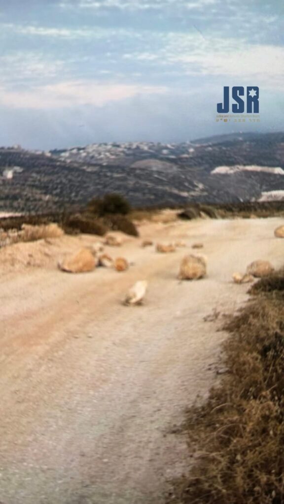 כביש חסום באבנים בכפר דיר ג'ריר