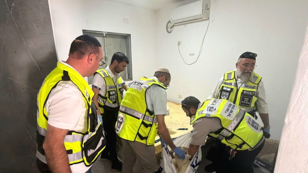 מתנדבי זק"א אוספים ממצאים מחדר השינה בבית