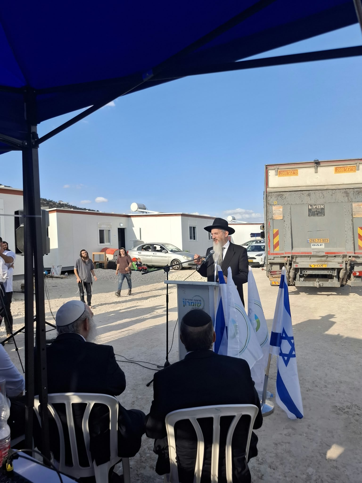 רב נושא דברים בטקס העלייה לקרקע