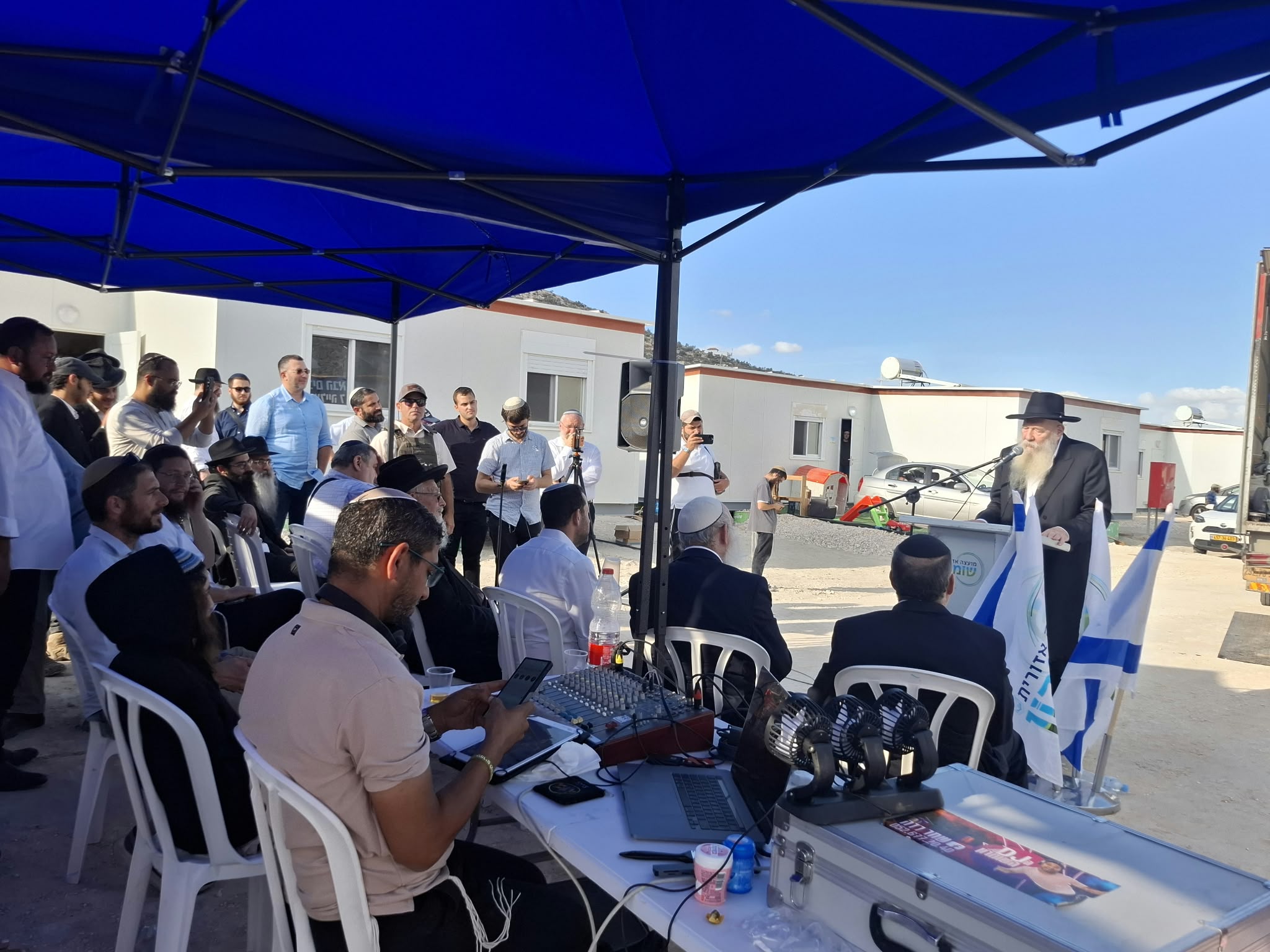 רב מברך את התושבים החדשים בטקס