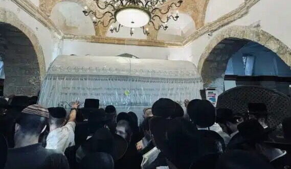 מתפללים סביב ציון רחל אמנו