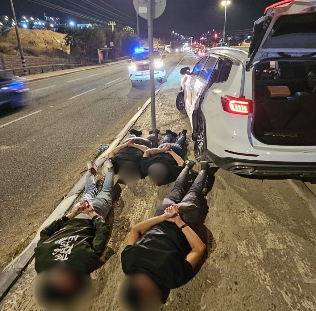 העצורים שוכבים על הקרקע ליד הרכב