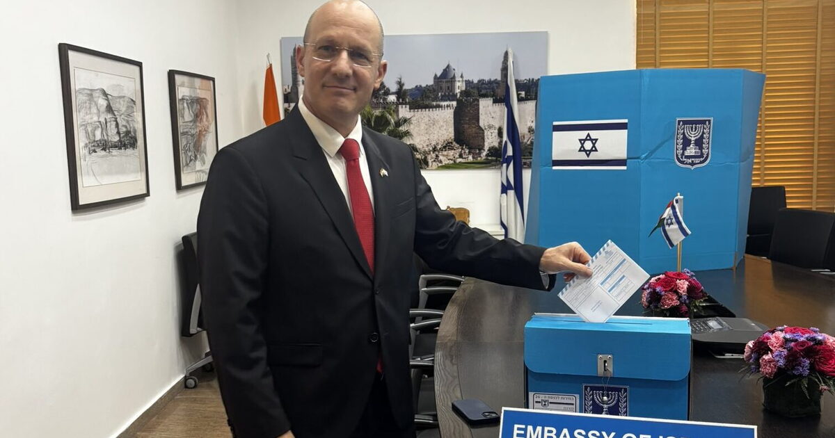 ראובן עזר שגריר ישראל בהודו מצביע