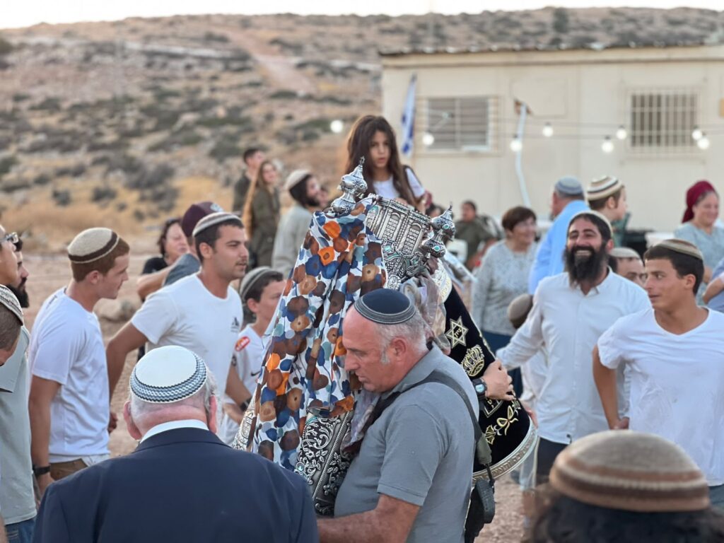 הכנסת ספר תורה לגודר