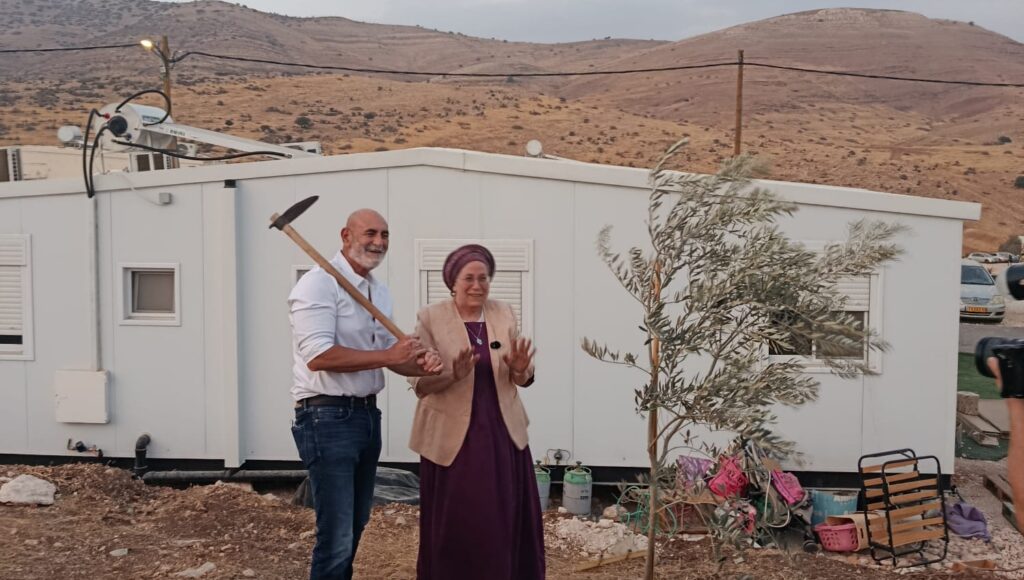 אורית סטרוק ודוד אלחיאני בחנוכת היישוב "גודר"